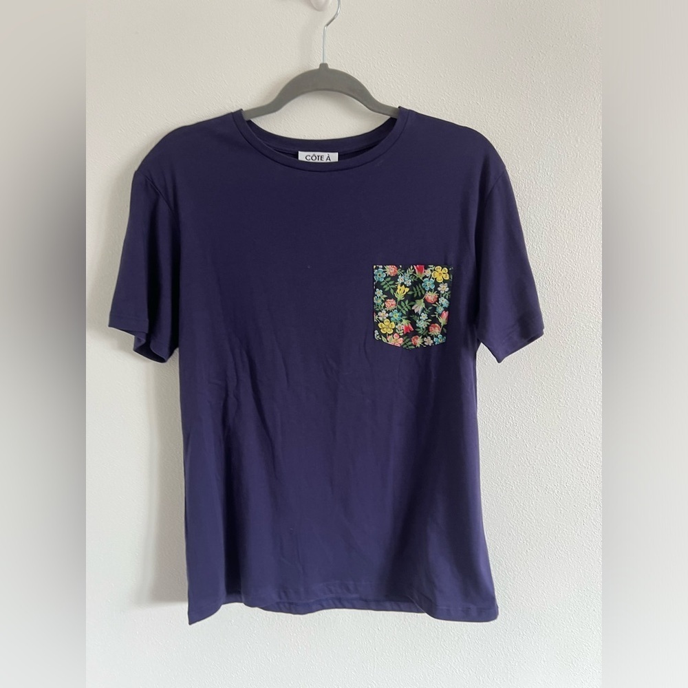 Côte a Coast Blue Tee with Floral Pocket, size medium - Picture 3 of 5